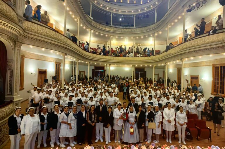 Realizan Ceremonia de la Luz 308 graduados
