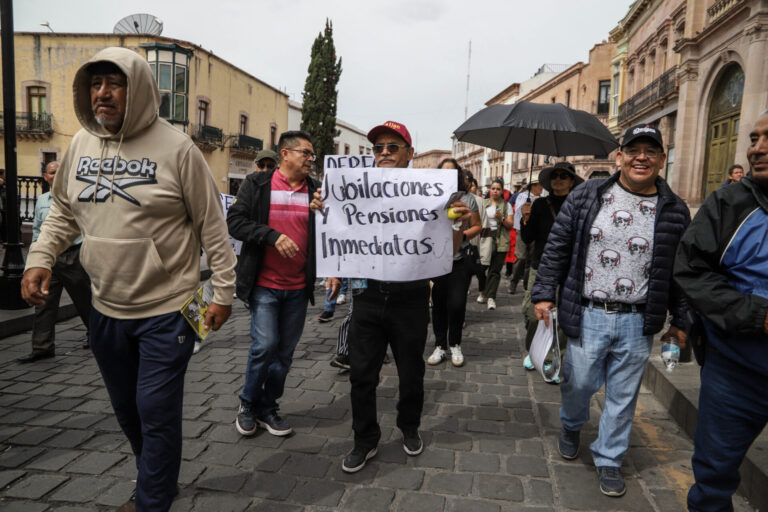 Reclaman retroactivo sindicatos de educación
