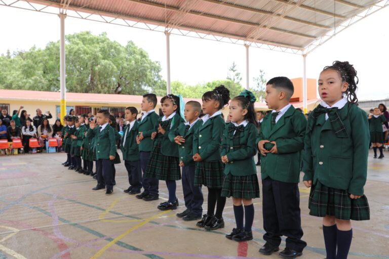 Se gradúan 63 niños del kinder Víctor Manuel García