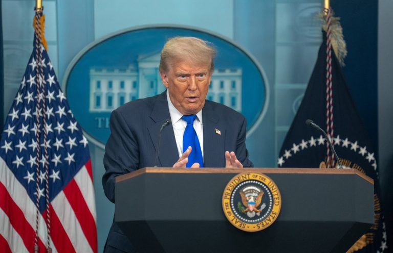 Resta Trump importancia a maniobras militares Chinas