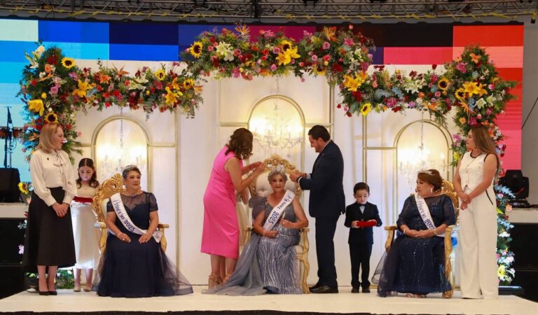 Coronan a la reina de la Edad de Oro en Fresnillo