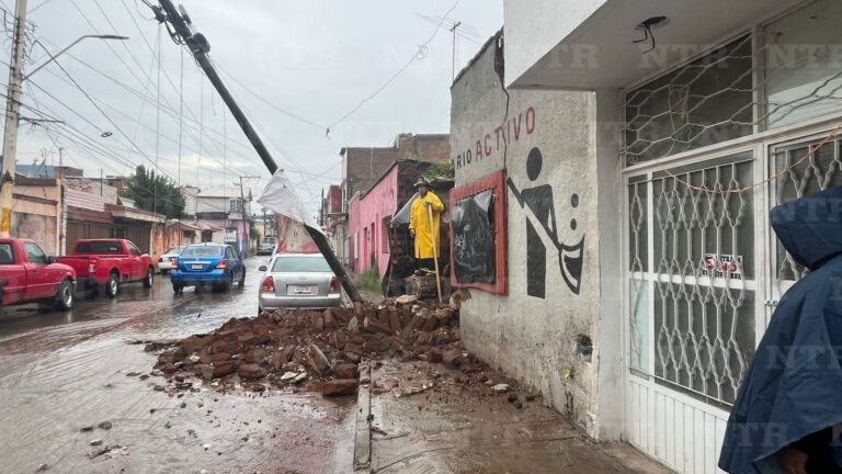 Colapsa barda en la calle Guanajuato
