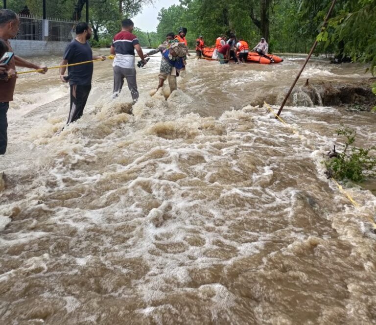 Aumentan a 20 los muertos por inundaciones en Pakistán