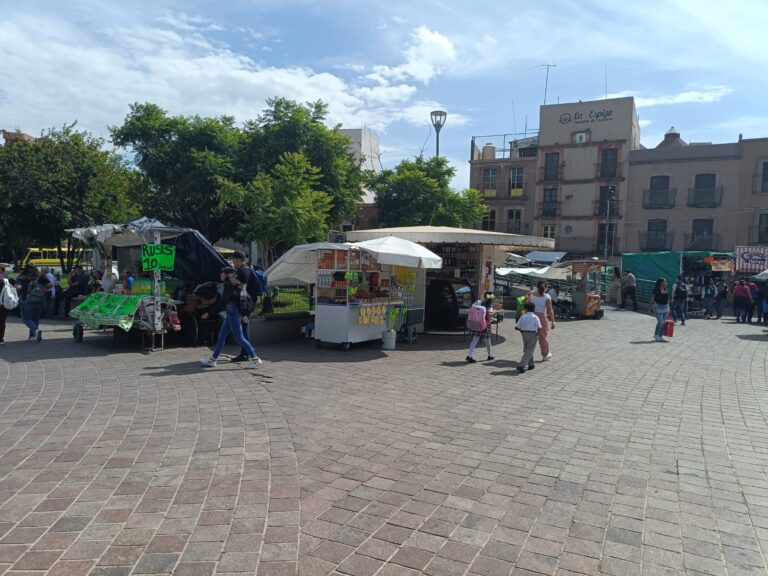 Avanza desalojo de ambulantes en Plaza Bicentenario: SEDIF