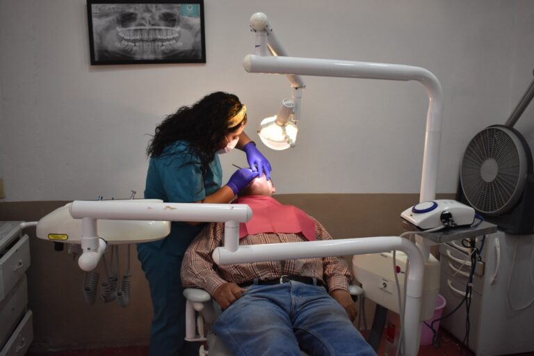 Adultos mayores reciben prótesis dentales en Jerez