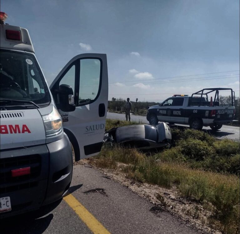 Resultan lesionados dos hombres en accidente carretero