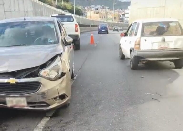 Chocan por alcance cinco automovilistas