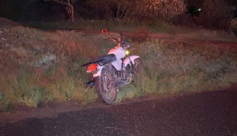 Cae de su motocicleta y resulta lesionado