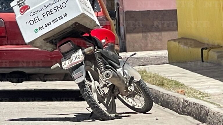 Choca moto repartidor contra camioneta