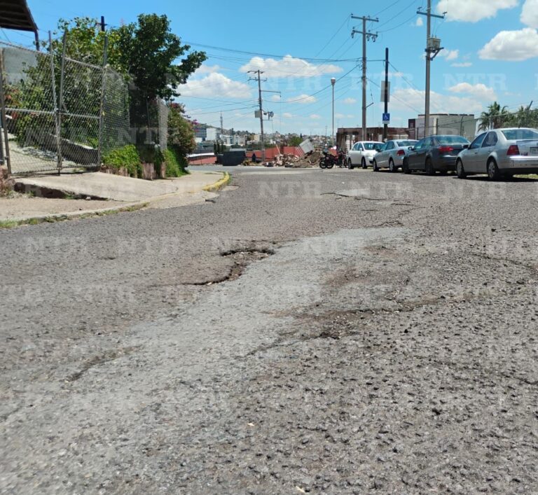 Incumplen reparación de calles de El Carmen