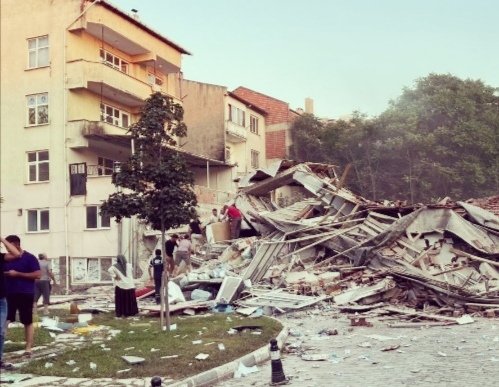 Deja un muerto y 29 heridos terremoto en el oeste de Turquía