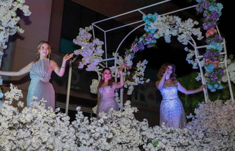 Disfrutan en El Mineral desfile de candidatas a reina