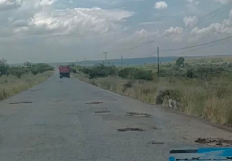Llena de baches, carretera de Villa González