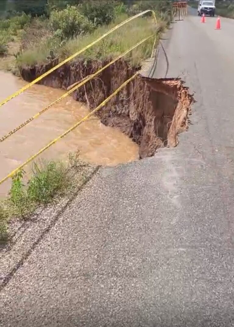 Niegan colapso de 2 puentes en Pinos, pese a grabaciones