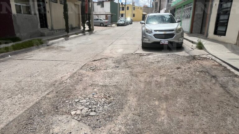Exigen rehabilitación de calles en Lomas de la Fortuna