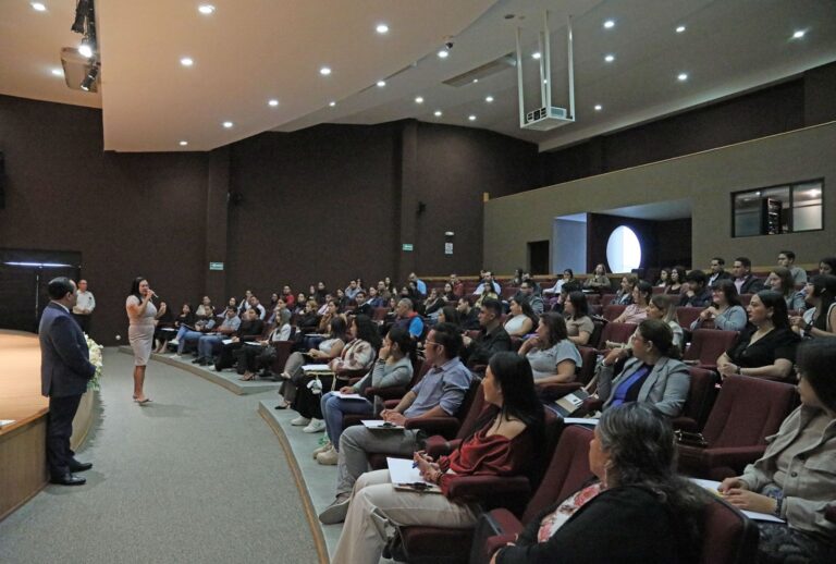 Presentan examen para plazas de secretarios auxiliares