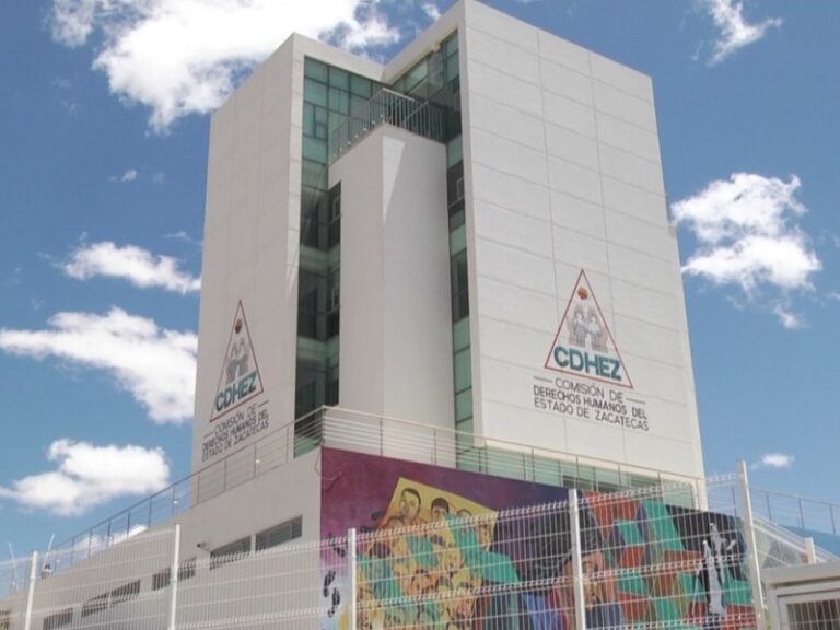 Reconoce CDHEZ a estudiantes