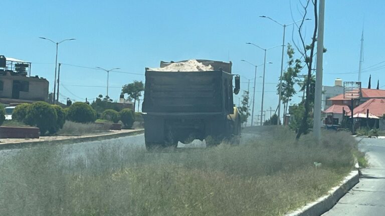 Exceden cargas camiones materialistas; ponen en riesgo a conductores