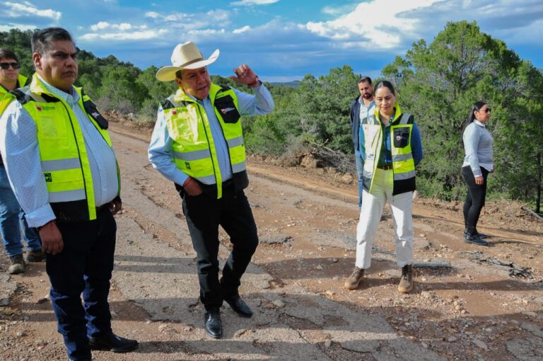 Supervisan rehabilitación de carretera en Sombrerete