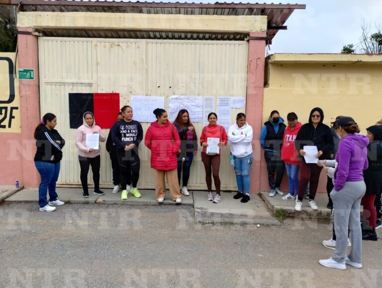 Toman escuela; piden no reintegrar a directora