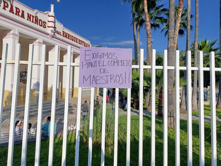 Mantienen bloqueada primaria en Juchipila; exigen designar 3 profes