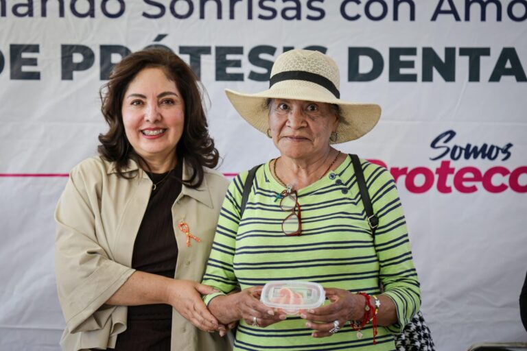 Entregan 50 prótesis dentales a adultos mayores