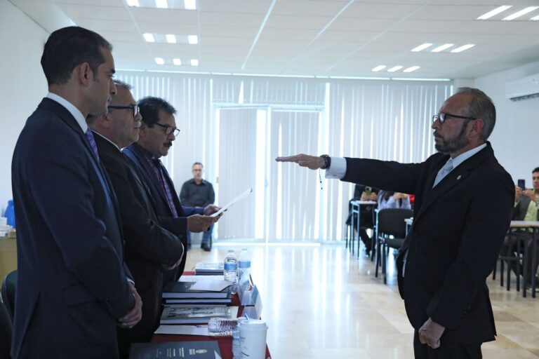 Se titulan de la maestría en Derecho Civil