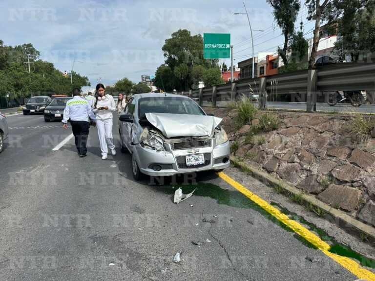 Auto descompuesto ocasiona choque vehicular