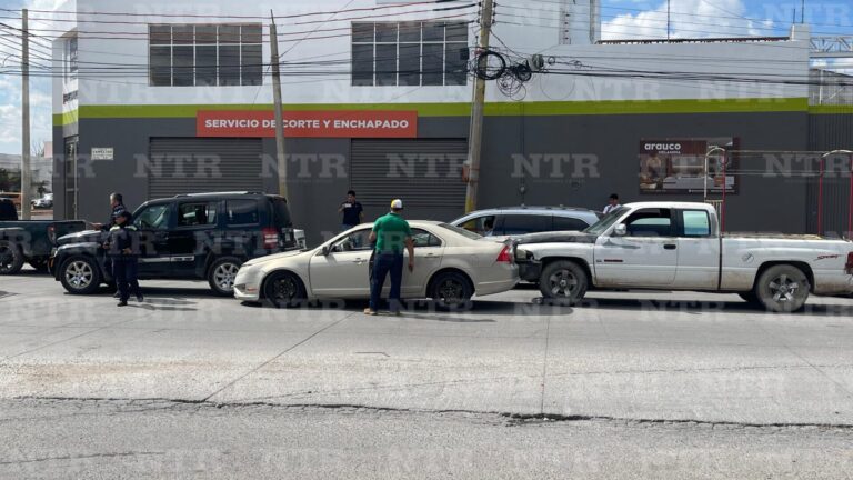 Choque entre tres vehículos provoca caos vial