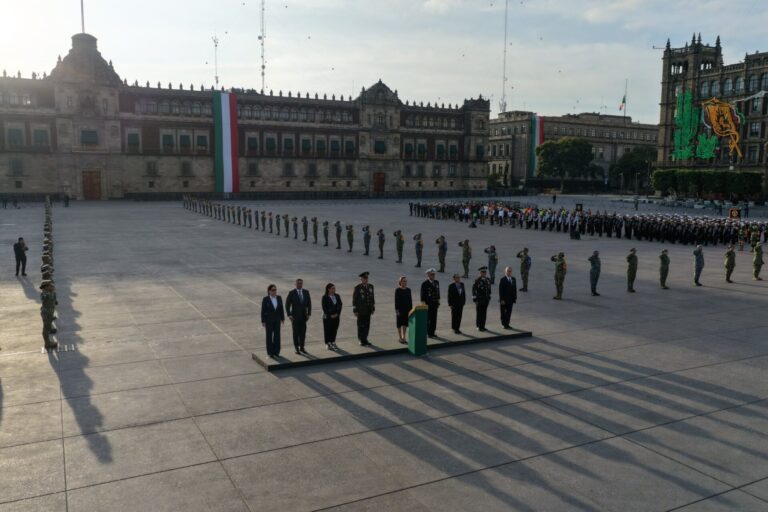 Izan bandera por sismos de 1985 y 2017