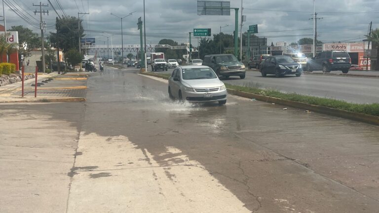 Denuncian fuga de aguas negras en Paseo del Mineral