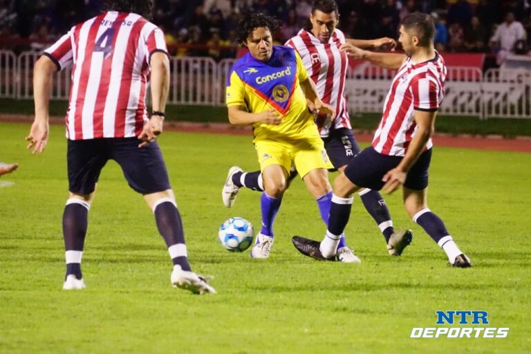 Chivas y América empatan en el Clásico