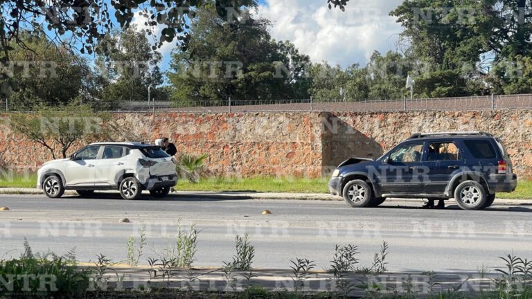 Chocan dos por alcance en la calzada Proaño