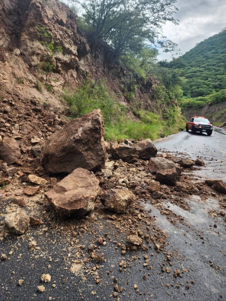 Derrumbe obstruye 50% de la carretera Tabasco-Calvillo