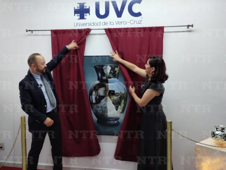 Develan obra maestra del mes en la UVC