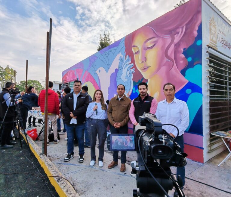 Exhiben mural de Guadalupe en la mañanera