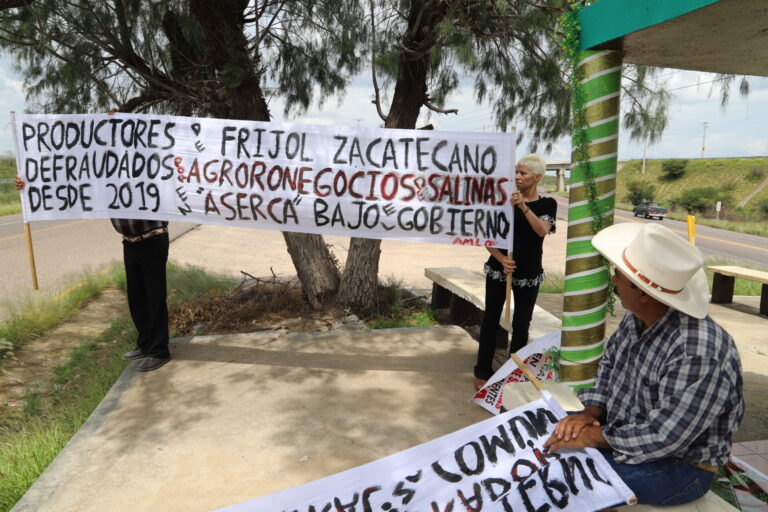 Exigen justicia campesinos defraudados