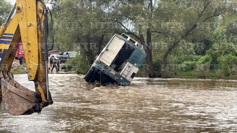 Queda atascado camión de pasajeros en vado