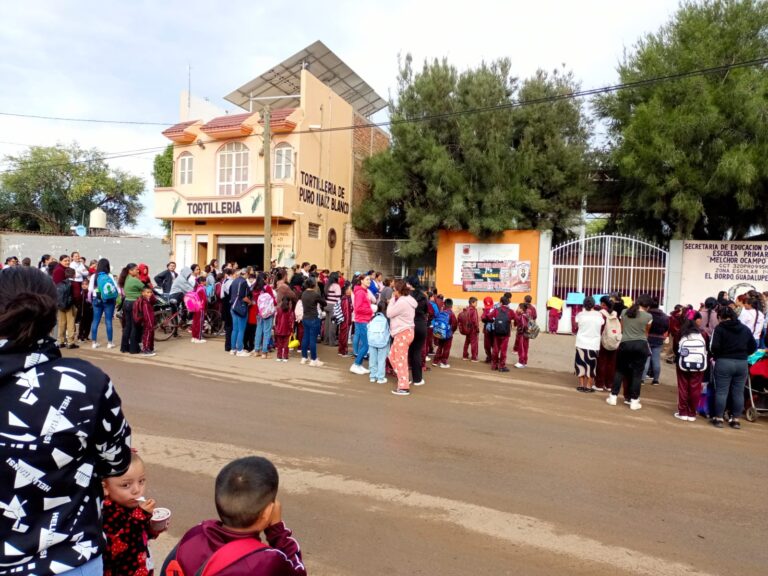 Toman escuela por falta de maestro e intendente