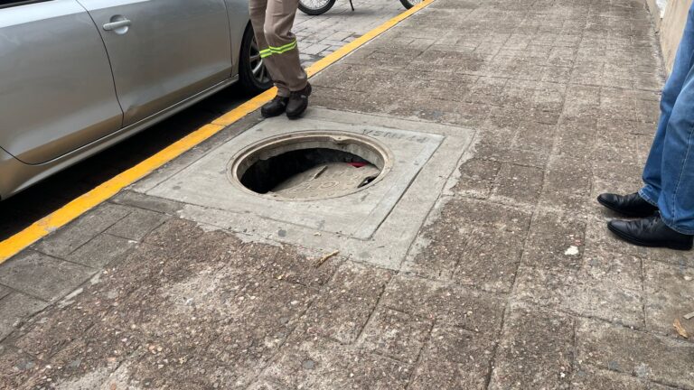 Alcantarilla sin tapa, riesgo para peatones en avenida Juárez