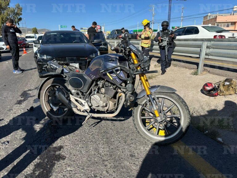 Chocan moto y carro y provocan tráfico