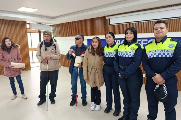 Acude policía turística a la capacitación Guía para ciegos