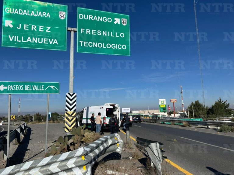 Mujer hace mala maniobra y choca con una ambulancia
