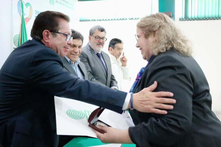 Reconoce Cobaez a docentes por 30 años de servicio