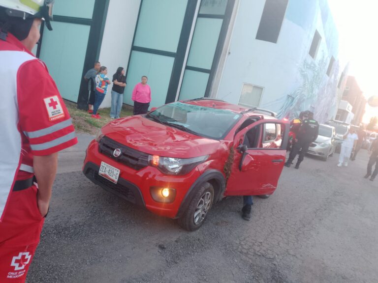 Vuelcan su auto en Villas de Guadalupe
