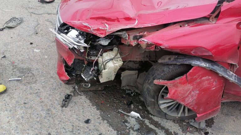 Choque automovilístico deja daños materiales