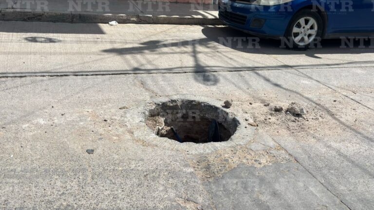 Reportan vecinos una alcantarilla sin tapa