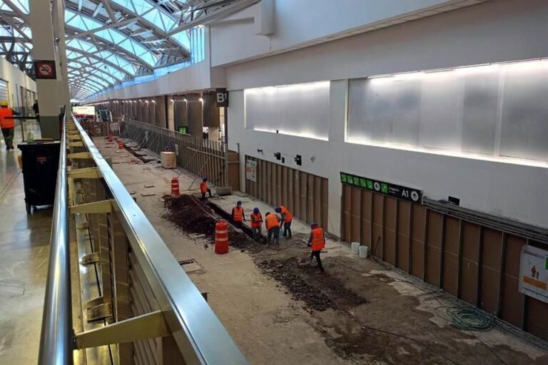 Afectan remodelaciones espacios de espera en AICM