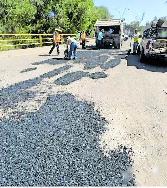 Avanza bacheo de calles en Río Grande