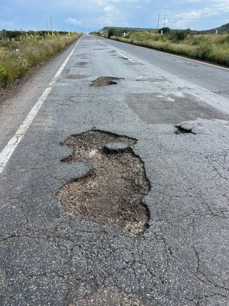 “Cráteres lunares” tapizan carretera federal 49